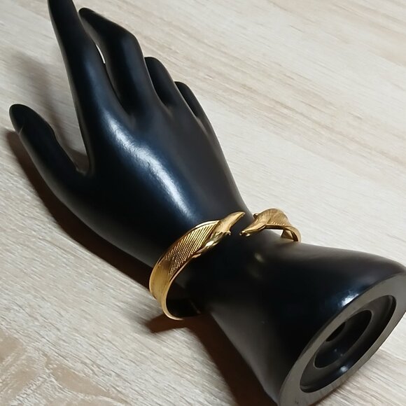 Monet Gold Tone Hinged Bangle Bracelet Vintage Costume Jewelry #55 - Picture 9 of 12